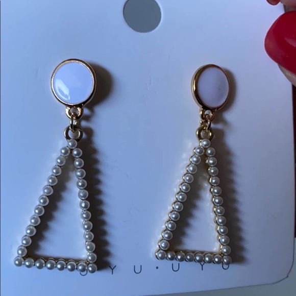 Dainty Geometric Triangle White Pearl Earrings - Picture 3 of 5